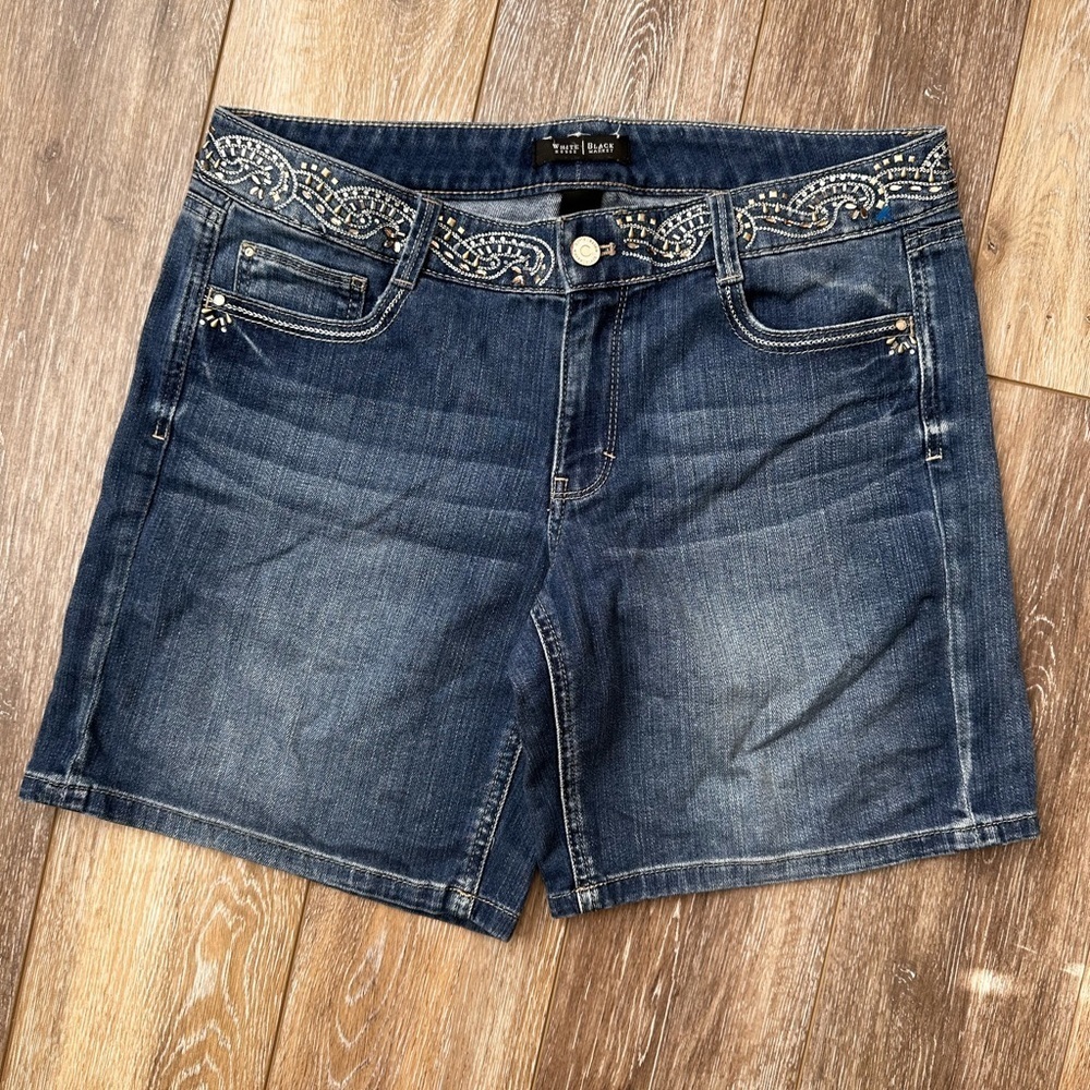 🛍️ White House Black market Jean shorts. Excellent condition.